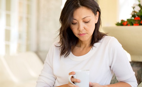 woman holding coffee mug